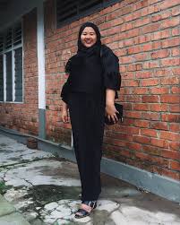 Tidak harus selalu menggunakan warna gelap untuk terlihat langsing. Cek 7 Aturan Fashion Hijab Untuk Wanita Gemuk Dan Pendek Bukareview
