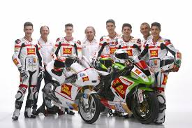 1 jorge lorenzo yamaha 90 2 daniel pedrosa honda 65 3 valentino rossi yamaha 61 4 andrea dovizioso honda 58 5 nicky hayden ducati 39 6 randy de puniet honda 36 7 marco melandri honda 32 8 casey stoner ducati 24 9 marco simoncelli honda 23 10 ben spies yamaha 20. Team Italia 2015 Moto E Piloti Faccani Tucci Rinaldi Ferrari Manzi Motociclismo
