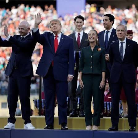 HONOR A QUIEN HONOR MERECE 🏆🏟️✨ La presidenta Claudia Sheinbaum, el  presidente Donald Trump y el primer ministro de Canadá Mark Carney hicieron  tripleta durante la ceremonia de premiación de la gran