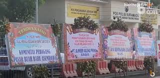 Toko karangan bunga surabaya, cabang kayoon mengerjakan karangan bunga papan, bunga krans, bunga standing, buket tangan, buket meja dan bermacam kreasi karangan bunga lainnya. Ratusan Karangan Bunga Ucapan Terima Kasih Warga Surabaya Banjiri Suramadu Beritajatim Com
