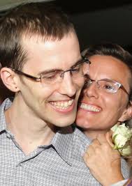 2 freed hikers take a step toward wedding