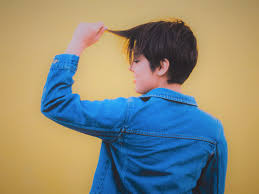 Il caschetto classico (chiamato anche bob) è solitamente liscio, lungo fino a sopra le spalle e senza asimmetrie o scalature. Capelli Corti Mi Staranno Bene Ecco Come Scoprirlo Hair Look E Ispirazioni