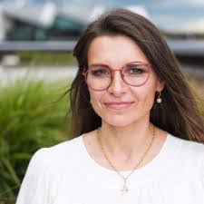 Lesley Draper's Instagram, Twitter & Facebook