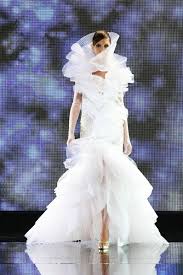 Das hochzeitskleid macht aus einer frau eine braut. 20 Ausgefallene Brautkleider Fur Ihren Coolen Hochzeits Look Robes Folles Idees Vestimentaires Robe De Mariage