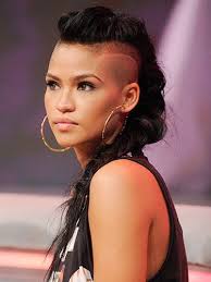 Mohawk hairstyles for women with long hair, twisted mohawk, bun mohawk, brief hair mohawk, blue hair mohawk, shaved sides mohawk these mohawk hairstyles for women can be adapted for short hair, medium and even long, natural hair or extensions, depending on your preferences. Cassie Half Shaved Head Celebrity Undercut Hairstyles Undercut Long Hair Half Shaved Hair Hair Styles