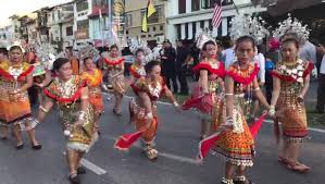 Pakaian tradisional lelaki iban terbahagi kepada dua iaitu kain sirat dan dandong. Era Sarawak Fuhhh Tarian Tradisional Kaum Iban