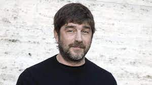 L'attore, 44 anni, è stato trovato senza vita nella sua casa a roma in zona madonna del riposo, dopo l'allarme lanciato da un amico preoccupato per le mancate risposte. J952x3dhjkgeym