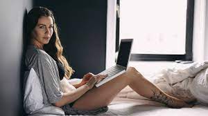 Por qué las mujeres ven porno (cuando sus parejas no están en casa)