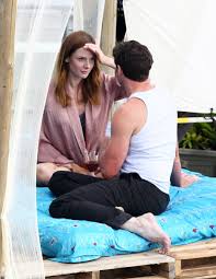 Nick bannister (hugh jackman), détective médiumnique établi à miami, explore les méandres du passé pour permettre à ses clients de. Rebecca Ferguson Web On Twitter New Hugh Jackman On Shooting A Sex Scene In Reminiscence From La Time Emmy Roundtable Hughjackman Rebeccaferguson Lisajoy Https T Co Akeyltxxxl