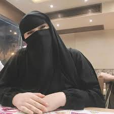 سعودية مطلقة 40 سنة جميلة وانيقة ترغب في زوج من الخليج