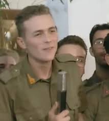 Giovanissimo e al militare, in collegamento dalla caserma di Alba,  Jovanotti ritira il telegatto (Anno 1989)