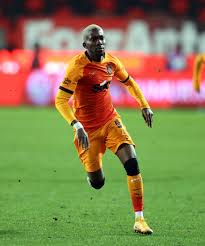 Genç yıldız, galatasaray'ın kadıköy'de 20 yıl sonra aldığı galibiyette başrol oynamış ve taraftarların gönlünde taht. Turkey Onyekuru Scores Again For Galatasaray Osayi Samuel Stars In Fenerbahce Win Complete Sports