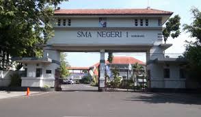 Aku memeluknya dan ibu memelukku. Termasuk Sma Tertua Di Indonesia Ini Sejarah Sman 1 Semarang Panduan Informasi Dan Inspirasi