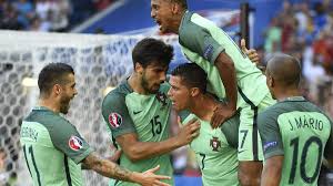 Cristiano ronaldo célèbre le troisième but de son équipe. Cristiano Ronaldo Brace Sends Portugal Through After Draw With Hungary Eurosport