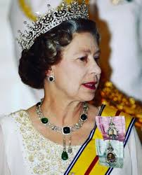 Kraliçe II. Elizabeth'in Hayatı, Stili ve Mücevherleri