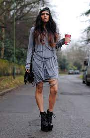 Instead think about wearing a snapback with a shirt (chambray, button down or denim) and chinos to smarten up your look. Snapback Hairstyles For Girls 25 Ways To Wear Snapback Hats Womenswear Street Style Fashion Snapback Outfit