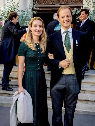O filho mais novo de D. Duarte Pio e Isabel de Herédia está noivo da  condessa austríaca e baronesa de Trachenberg. Dinis de Bragança informou os  pais e os restantes familiares mais