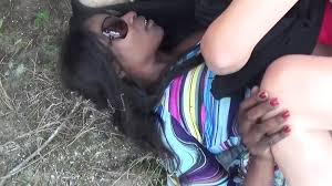 Un trio nel bosco con una troia nera