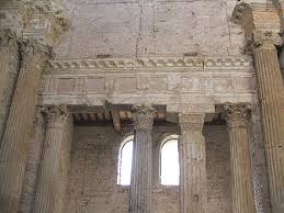 The small church has a single nave with a splendid polygonal apse with mullioned windows. Architrave Wikiwand