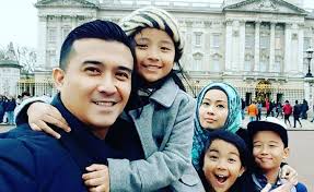 He married diyana halik in 2003. Gambar Percutian Keluarga Aaron Aziz Di London Dan Paris
