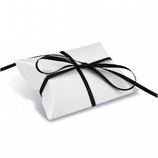 Emballage Cadeaux Voici Une Boite Berlingot Pour Les Petits Paquets Depuis un certain temps j'avais repéré de belles boites originales et qui me semblaient faciles à réaliser à la maison avec les enfants. boite cadeaux berlingot black house