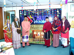 Antara dekorasi penting semasa hari raya adalah langsir. Dekorasi Dekorasi Hari Raya Ofis