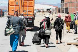 Migrantes buscan otra ruta en Bolivia ante militarización de frontera chilena - JORNADA