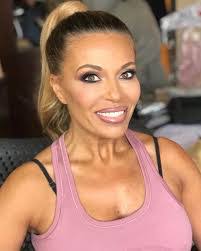 Krista Holmes's Instagram, Twitter & Facebook