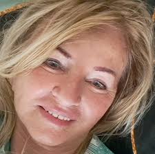 Francoise Sagan powiedziała kiedyś: "Jest taki okres, kiedy kobieta musi  być piękna, żeby ktoś ją pokochał, a potem przychodzi czas, że ktoś musi ją  kochać, żeby była piękna." /Isabelle Laflèche, Kocham Paryż /