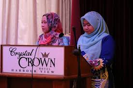 Masuk ke perkarangan majlis, para hadirin diminta untuk berdiri. Arzec Lynmy Teks Pengacara Majlis Graduasi Smkprz 2019
