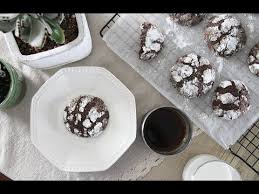 美式軟餅乾和一般脆餅乾的口感非常不一樣 看國外還有人稱這類的餅乾為布朗尼軟餅乾 有一些食譜會在外層撒上一些巧克力豆或燕麥片來裝飾 我自己則是最喜歡這個外表有糖粉裝飾成黑白裂紋的餅乾 覺 food desserts pudding