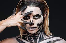 Erstmal solltest du dir ein thema für die passenden farben für halloween sind schwarz, blutrot, weiß und orange. Diy Halloween Schminke Und Kunstblut Selber Machen
