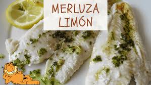 Aceitar ligeramente una bandeja de acero y depositar los lomos de merluza con un poquito de sal. Filetes De Merluza Al Limon Receta Facil Y Casera