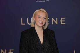 Veronica Verho tanssi miesstripparin kanssa väkijoukon edessä – ”Haluan koko show’n”