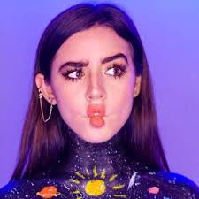 Lia Lawrence (@lialawrencefl)