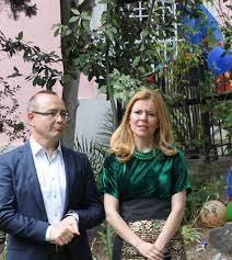 Colecţia „zestrea by liliana țuroiu sărbătorește ziua națională a româniei alături de românii din portugalia, în cadrul evenimentelor culturale organizate la lisabona de ambasada româniei în portugalia și de institutul cultural român. PÄrinÈi Èi Copii ImpreunÄ AcasÄ La Ambasada Romaniei La Lisabona