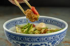 Diviértete en tu cocina, jugando con los utensilios y con los ingredientes, para conseguir al final un delicioso plato oriental. Este Delicioso Plato Se Llama Pollo Tipakay La Cocina China Tiene Ese Juego Entre Sabores Dulce Y Salado Que Cautiva El Paladar Prueba Nuestra Interpretacion Del Chifa Peruano Influencia De La Cultura