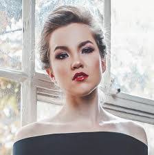 Emily Edmonds's Instagram, Twitter & Facebook