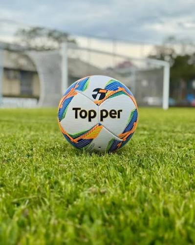 Bola de futebol no gramado