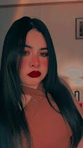 Claudia Yates's Instagram, Twitter & Facebook