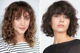 Tra i migliori tagli di capelli con frangia della stagione spiccano quelli con frangetta scalata e sfilata stile anni '70 di art hair studios, . Capelli Ricci Con Frangia Tanti Look A Cui Ispirarsi Capellistyle