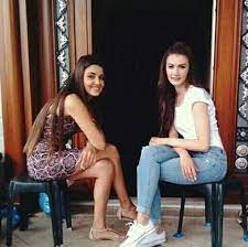 .ailesine hoş geldiniz.afili aşkın güzeli burcu özberk mi yoksa sen çal kaıpımının güzeli hande erçel mi diye. Hande Ercel Burcu Ozberk Kizlar Aktor Unluler