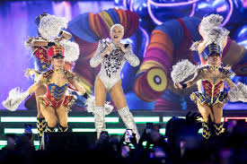 Xuxa faz 'xou' de diva pop com nave que voa, paquitas e ode aos fãs LGBTQIA+