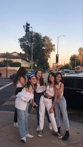 Let travel aesthetic do the hard work while you vacation like a star! Pin By Jana On Pics To Re Create Friend Photoshoot Friend Pictures Cute Friend Pictures
