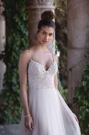 Eine perlenkette passt zu vielen kleidungsstilen und somit bieten sich auch nach der hochzeit noch viele gelegenheiten, etwas aus den perlenschmuck sets zu tragen. Brautkleid Mit Perlen Weddix