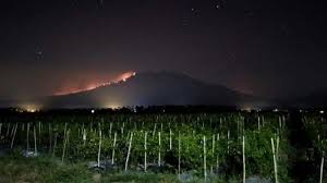 See more gunung raung photos. Breaking News Jalur Pendakian Gunung Raung Terbakar Malam Ini 13 Pendaki Diduga Terjebak Surya