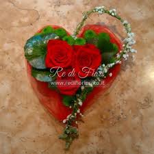 Rose e lisianthus uniti in un mazzo raffinato dai toni blu e bianchi.perfetto per un regalo di classe in qualsiasi occasione. Cuore Con 3 Rose Rosse Re Di Fiori Prato