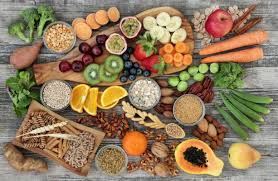 Dato che un adulto dovrebbe consumare almeno 30 g di fibre, bisogna sapere esattamente in quali alimenti si trovano e come assumerli correttamente. Alimenti Ricchi Di Fibre