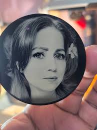 Un día recibes una foto.. sin darte cuenta acabas de recibir la pieza que  te ayudará a buscar la perfección en el grabado laser ( lo siento pero de  esta no va