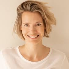 Instead of setting up a variant for every breakpoint, we can use boolean  variables in Figma to drastically reduce the number of components needed.  For instance, if we're working